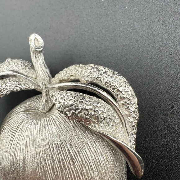 Vintage Sarah Coventry Silver Tone Apple Brooch Pin Textured Fruit With Leaf Des - Picture 4 of 6